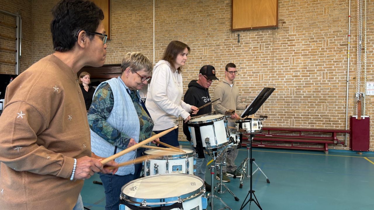 De leden van drumband Maurits repeteren iedere zondag.