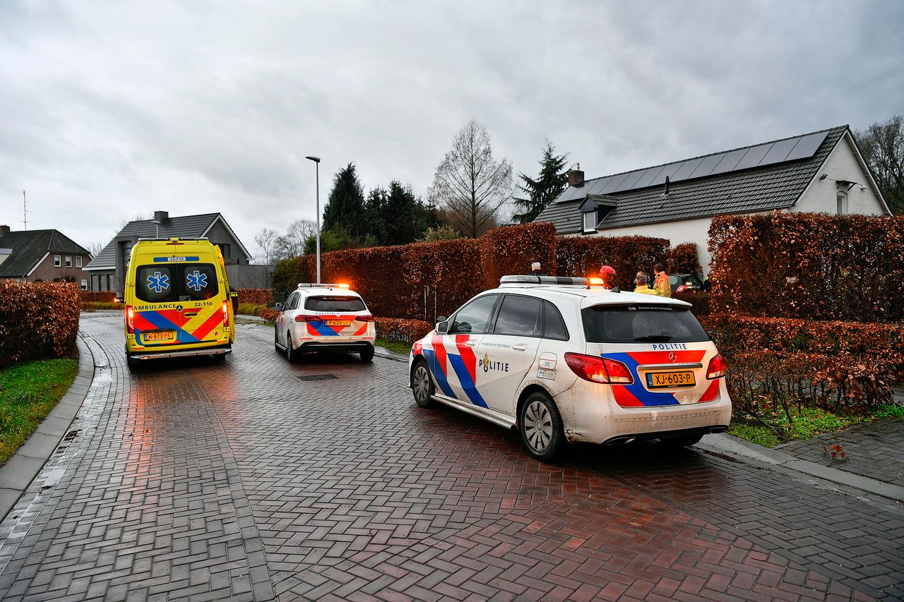 Politie en ambulance verleenden hulp (foto: SQ Vision Mediaprodukties).