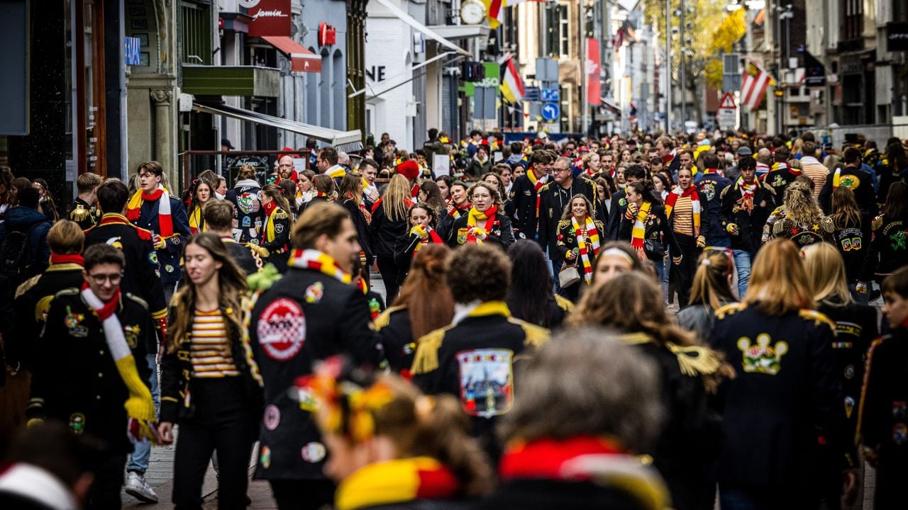 Steeds meer feestvierders in Oeteldonk dragen zwarte jasjes in plaats van boerenkielen