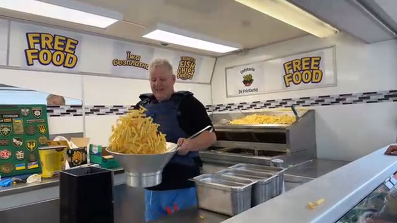 Coen draagt een kogelwerend vest tijdens het bakken van de friet.