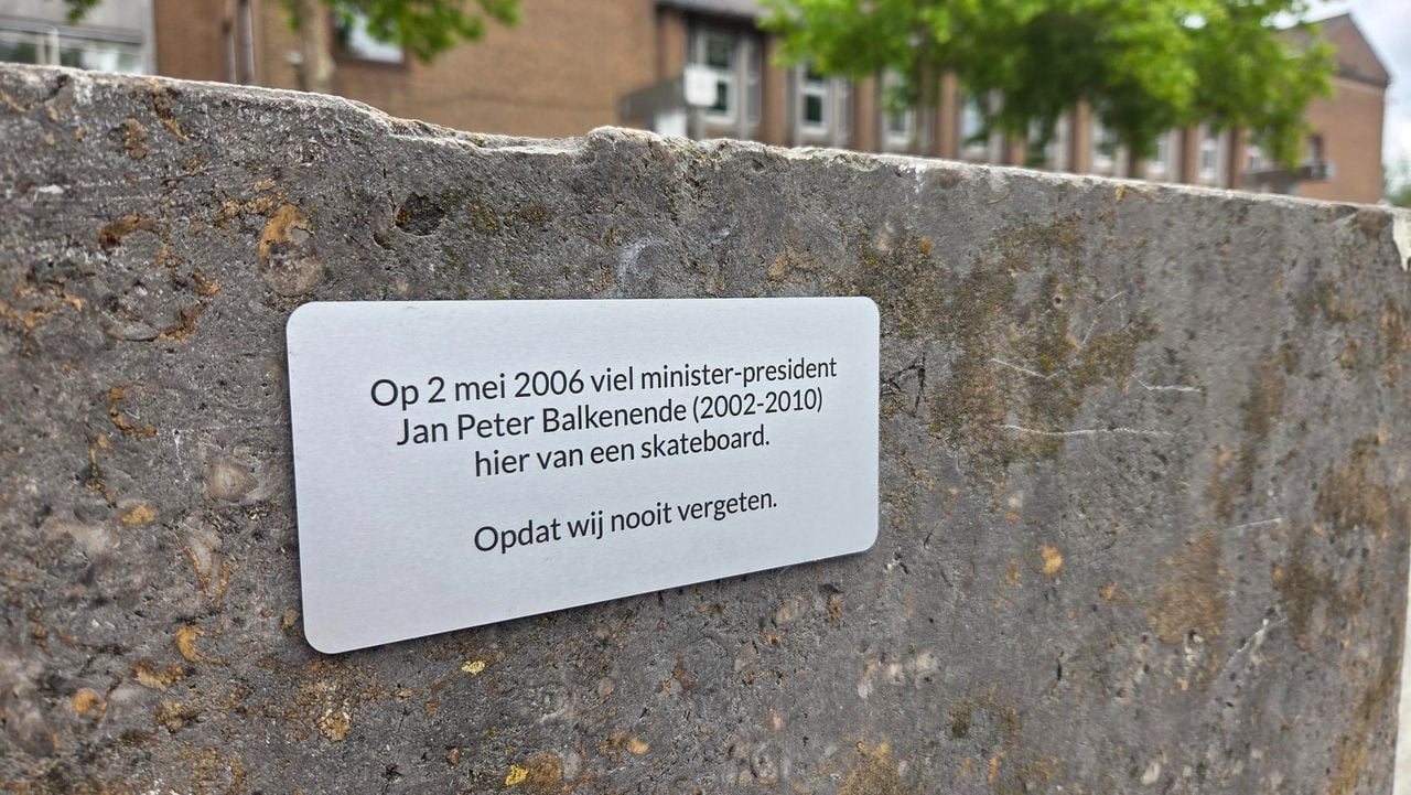 Het eerbetoon aan Balkenende op het Stadhuisplein in Eindhoven (foto: Noël van Hooft).