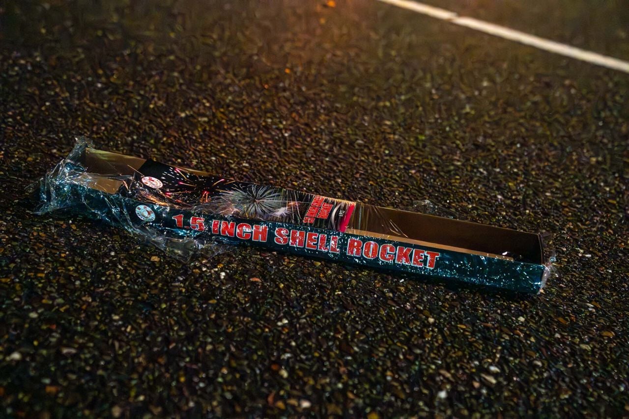 In de buurt van de brandende auto's aan de Korze in Veldhoven werd vuurwerk gevonden (foto: Dave Hendriks/SQ Vision).