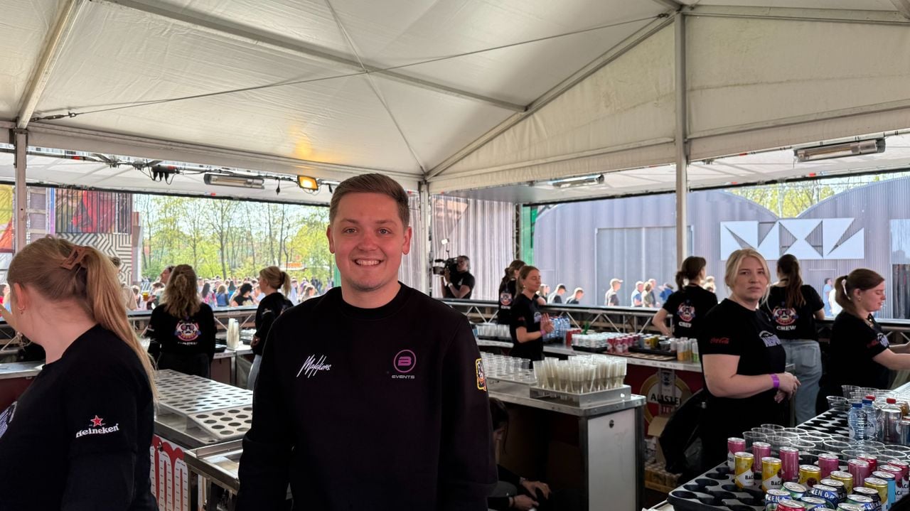 Menno stuurt barpersoneel aan als barhoofd (foto: Omroep Brabant).