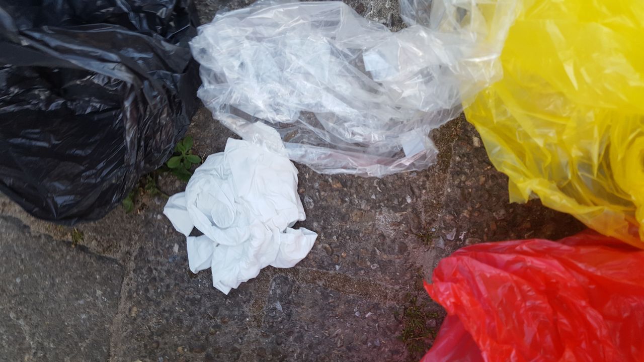 In zak zaten ook gebruikte handschoenen. (Foto: Albert Lentze)