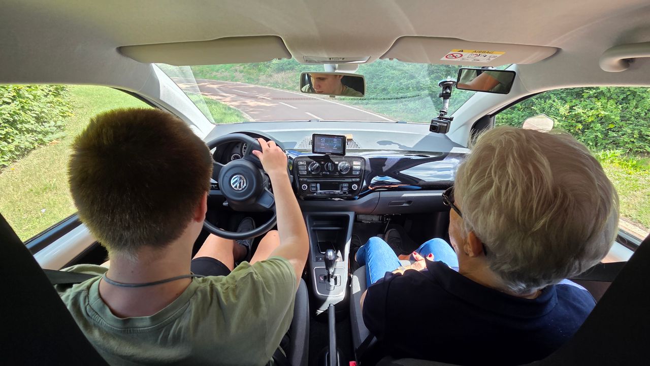 Sem (15) ziet niks, maar mag toch autorijden (foto: Noël van Hooft).