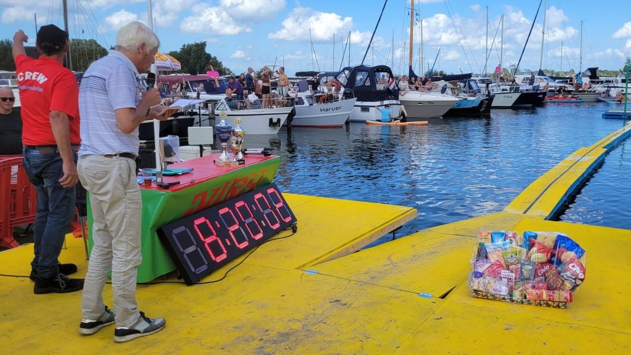 De klok lag op de grond na de valpartij (foto: Johan Vlemmix).