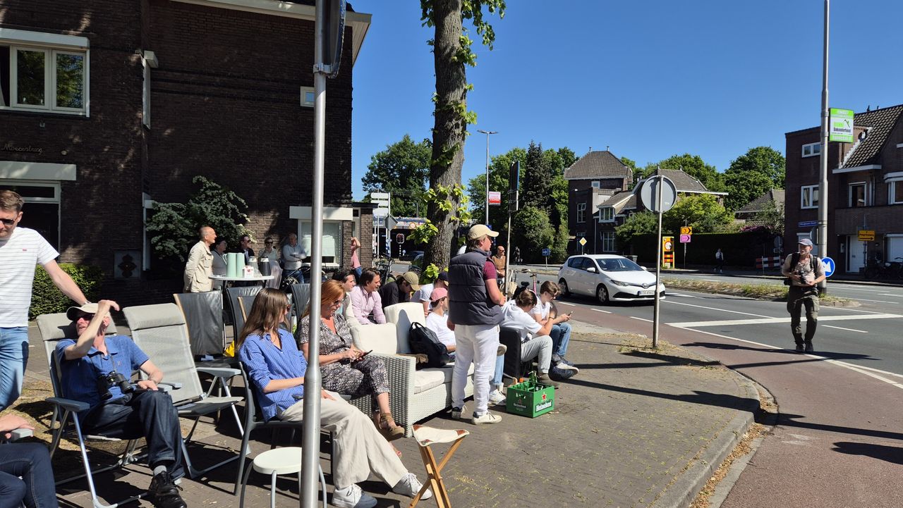 Studenten en buurtbewoners kijken hoe de spits op haar plek wordt gezet (foto: Niek de Bruijn).