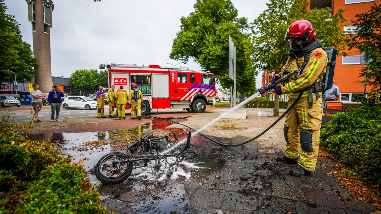De scooterbrand aan de Zoestraat in Veldhoven (foto: SQ Vision).