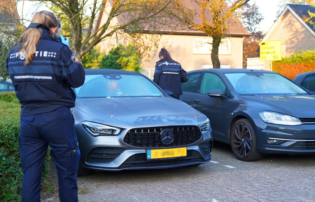 Het onderzoek naar de beschieting van de auto gaat zaterdagochtend voort (foto: Bart Meesters).