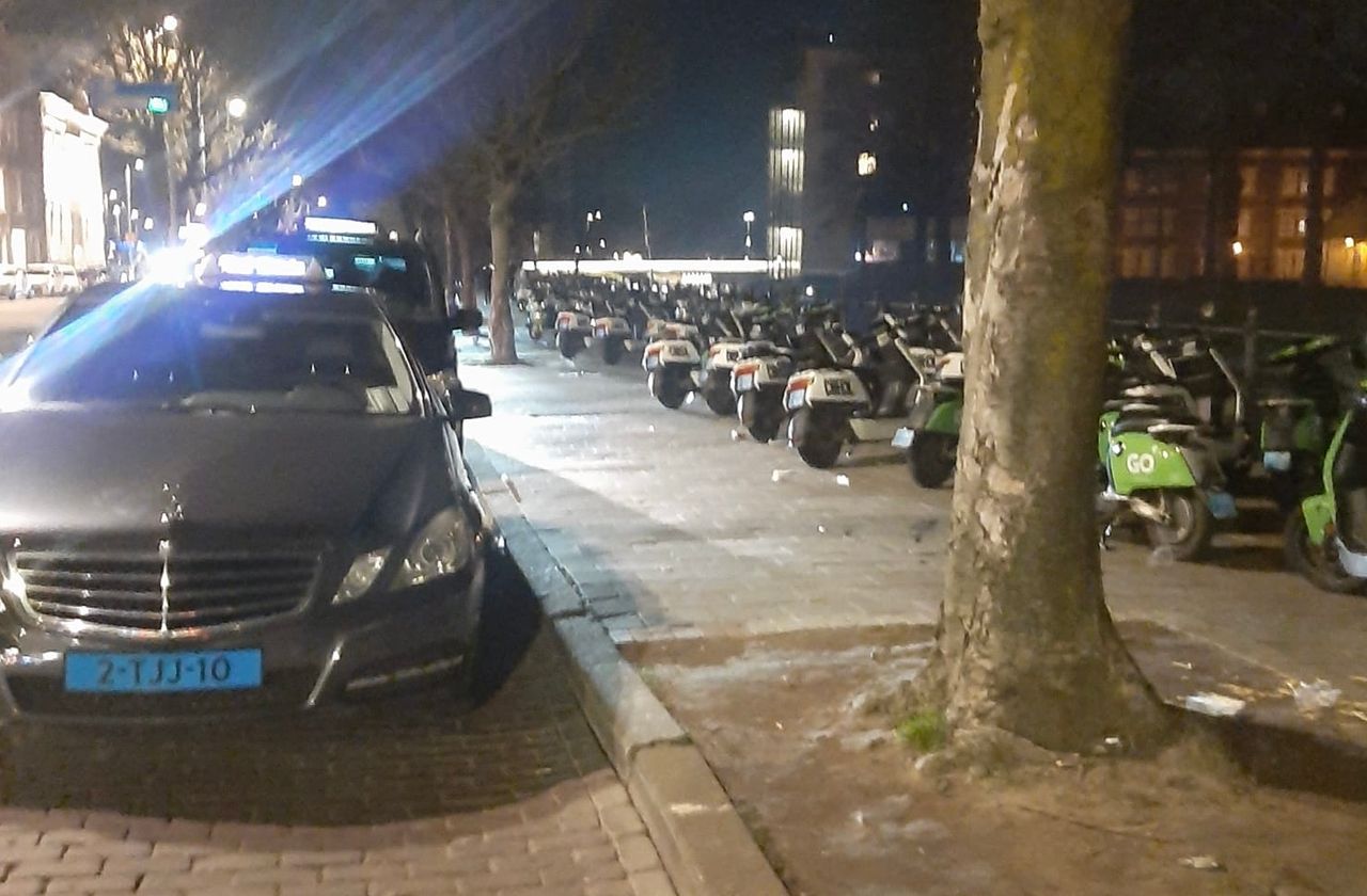 De deelscooters staan in Breda pal naast de taxistandplaats.