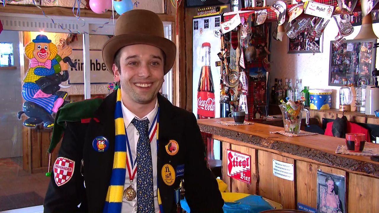 Benjamin praat de kroegentochtuitzending aan elkaar (Foto:Omroep Brabant) 