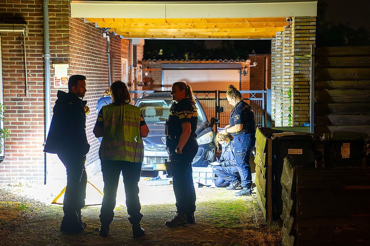 Onderzoek bij het huis aan de Lietingstraat in Haren (foto: Gabor Heeres/SQ Vision).