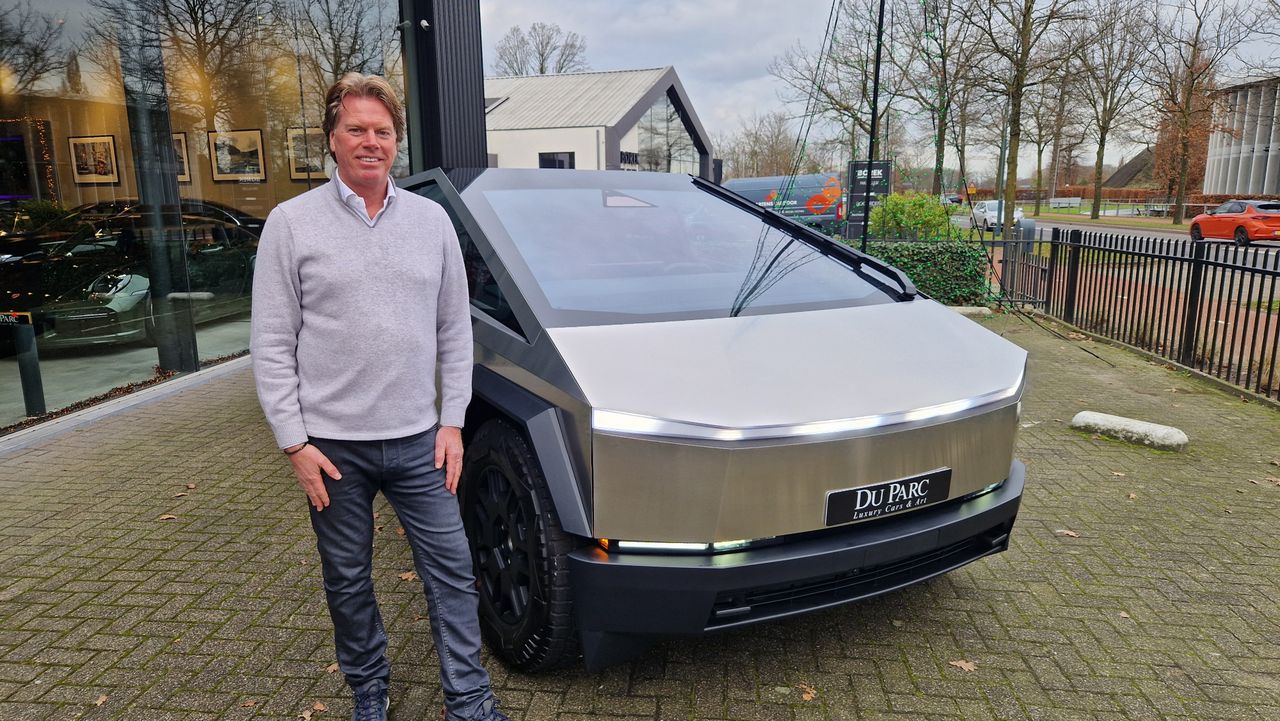 Rob de Koster bij zijn Tesla Cybertruck (foto: Noël van Hooft). 