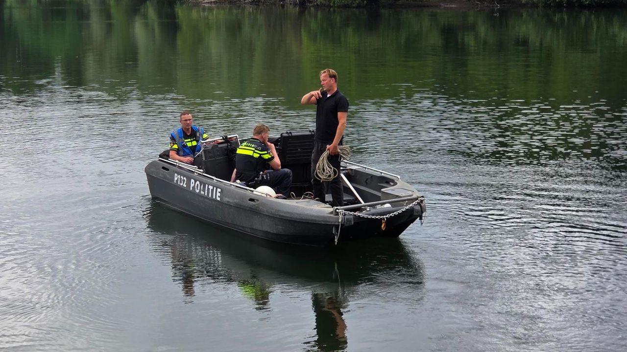 De zoekactie op het water zondagochtend (foto: Noël van Hooft).