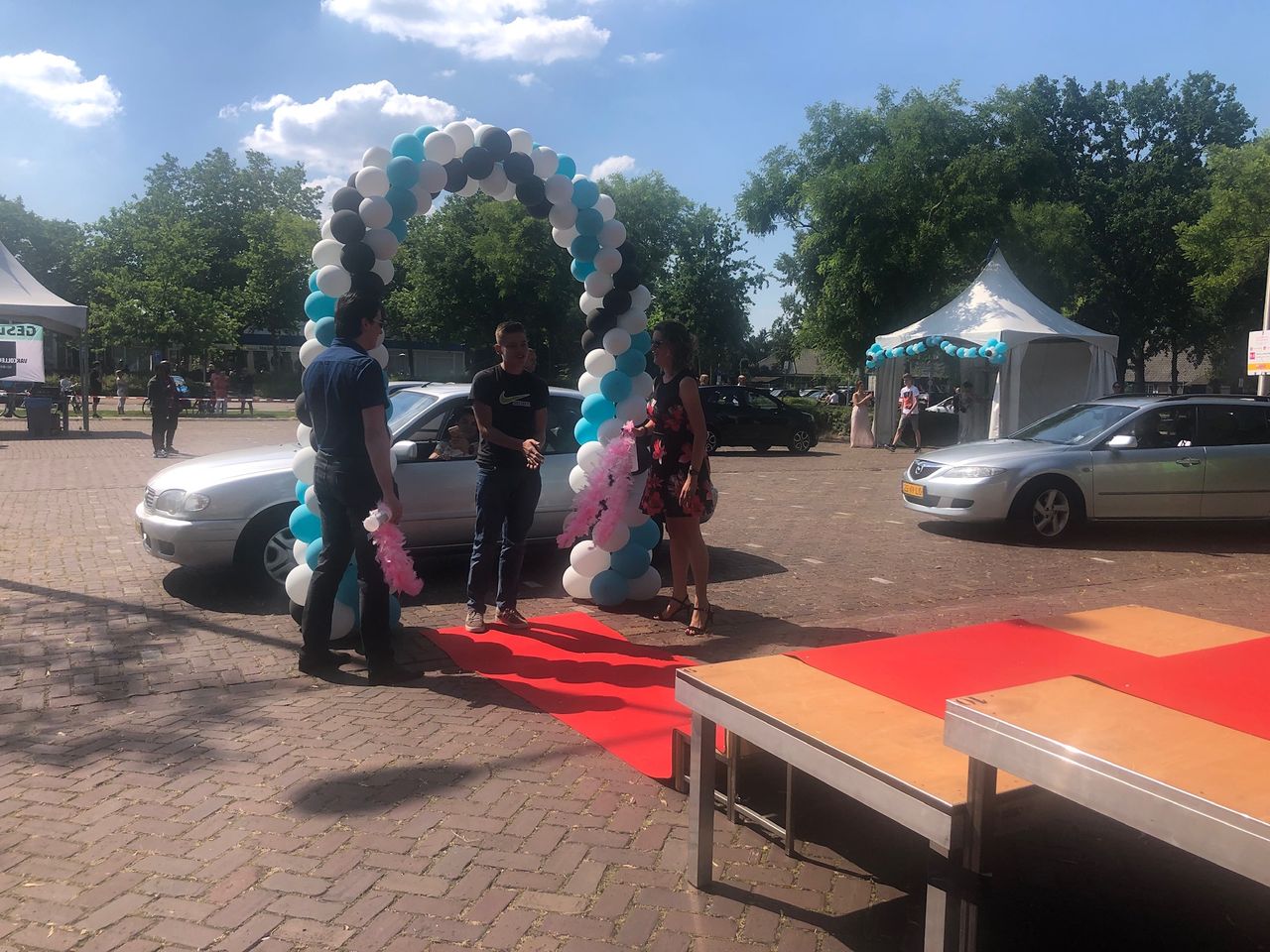 Scholieren worden onthaald als een popster.