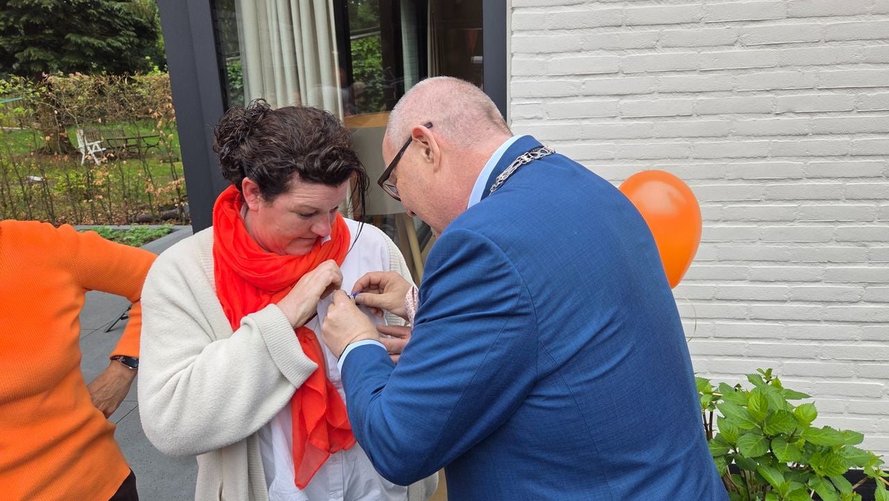 Ilse Santema-Wessels krijgt lintje van burgemeester (foto: Noël van Hooft).