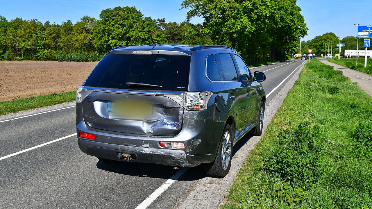 Ook de voorste auto liep flinke schade op (foto: Rico Vogels/Persbureau Heitink).