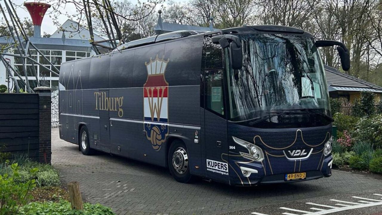Spelersbus Willem II (foto: Kupers touringcars).