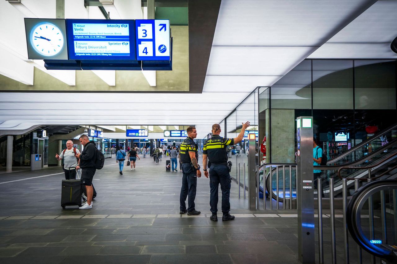 Ook in het stationsgebouw werd gezocht naar een verdachte (foto: Persbureau Heitink).