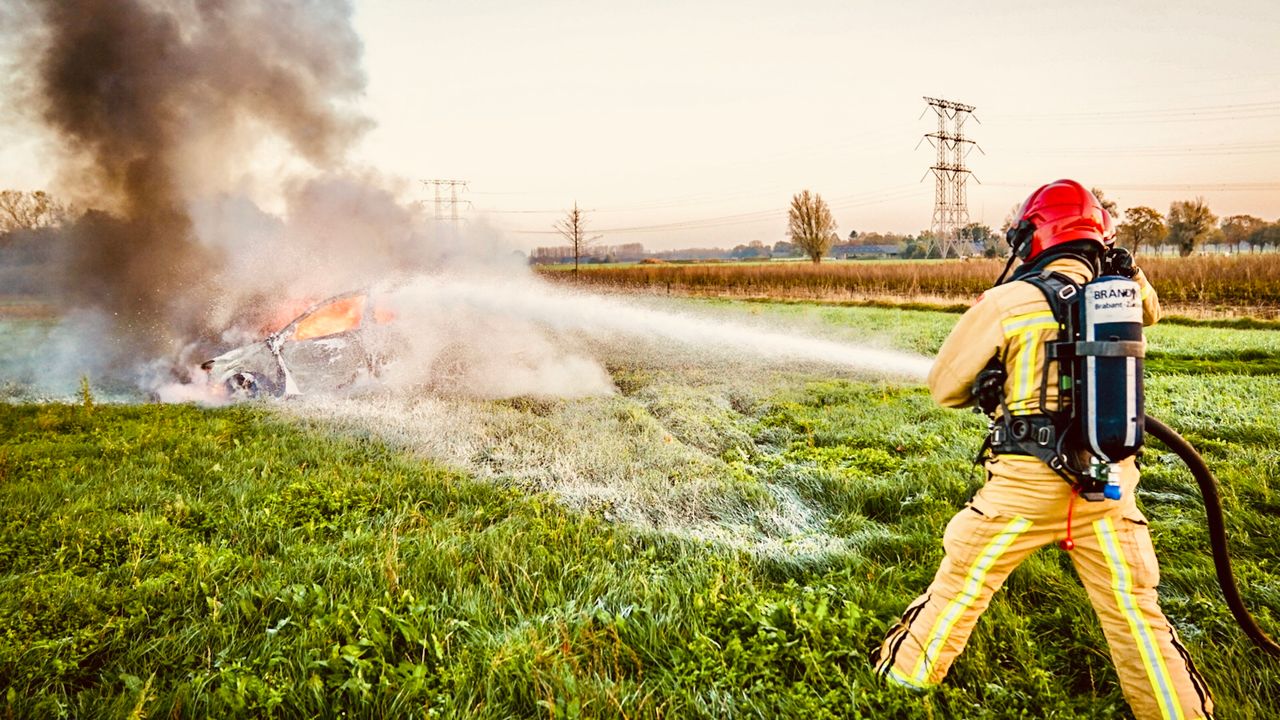 De auto in het weiland brandde helemaal uit (foto: Sem van Rijssel SQVision).