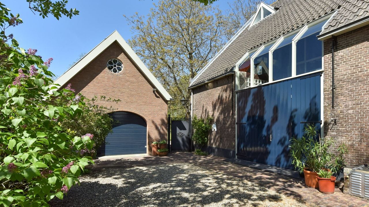 De garages bij de boerderij (foto: De Landerije).