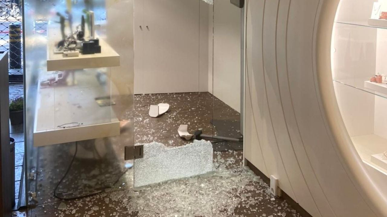 In drie minuten tijd richtten de dieven een ravage aan in de zaak (foto: Facebook Mignon Juwelier& Goudsmeden).