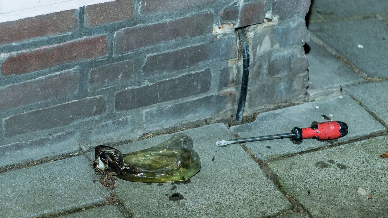 De brandweer vond een gesmolten fles met de restanten van een brandbare vloeistof. (Foto: Jack Brekelmans / SQ Vision)