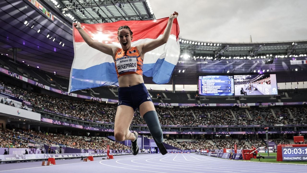 Kimberly Alkemade na het winnen van paralympisch goud in Parijs (foto: Thibaud Morits / AFP, via ANP).