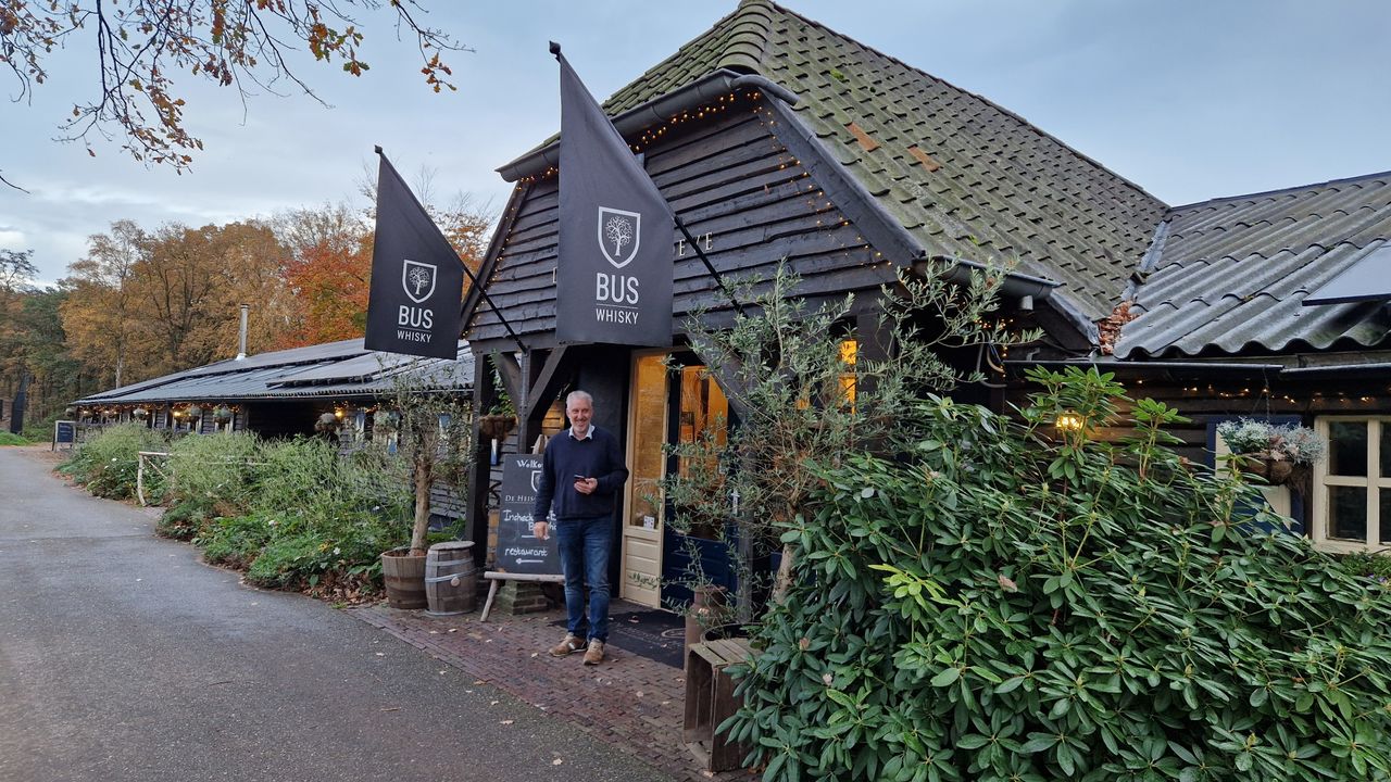 Het pand van Bus Whisky Distillers in het buitengebied van Loosbroek (foto: Tom Berkers).