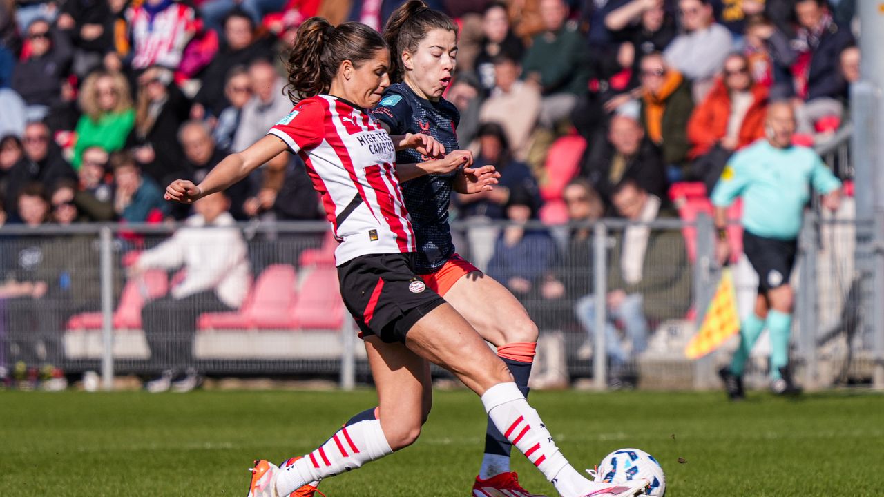 PSV-verdediger Melanie Bross in een wedstrijd tegen FC Utrecht (foto: Gabriel Calvino Alonso/Orange Pictures).
