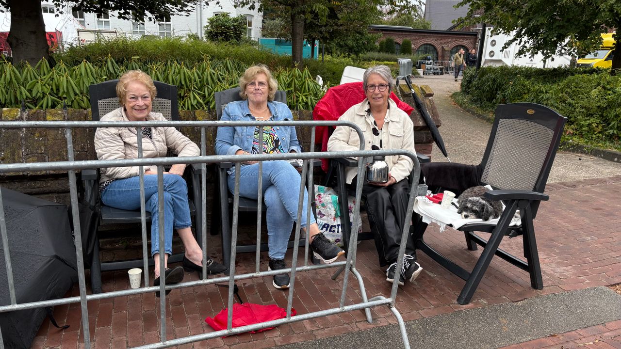 Ans, Petra en Bep zitten al uren van tevoren klaar langs de route (Foto: Imke  van de Laar) 