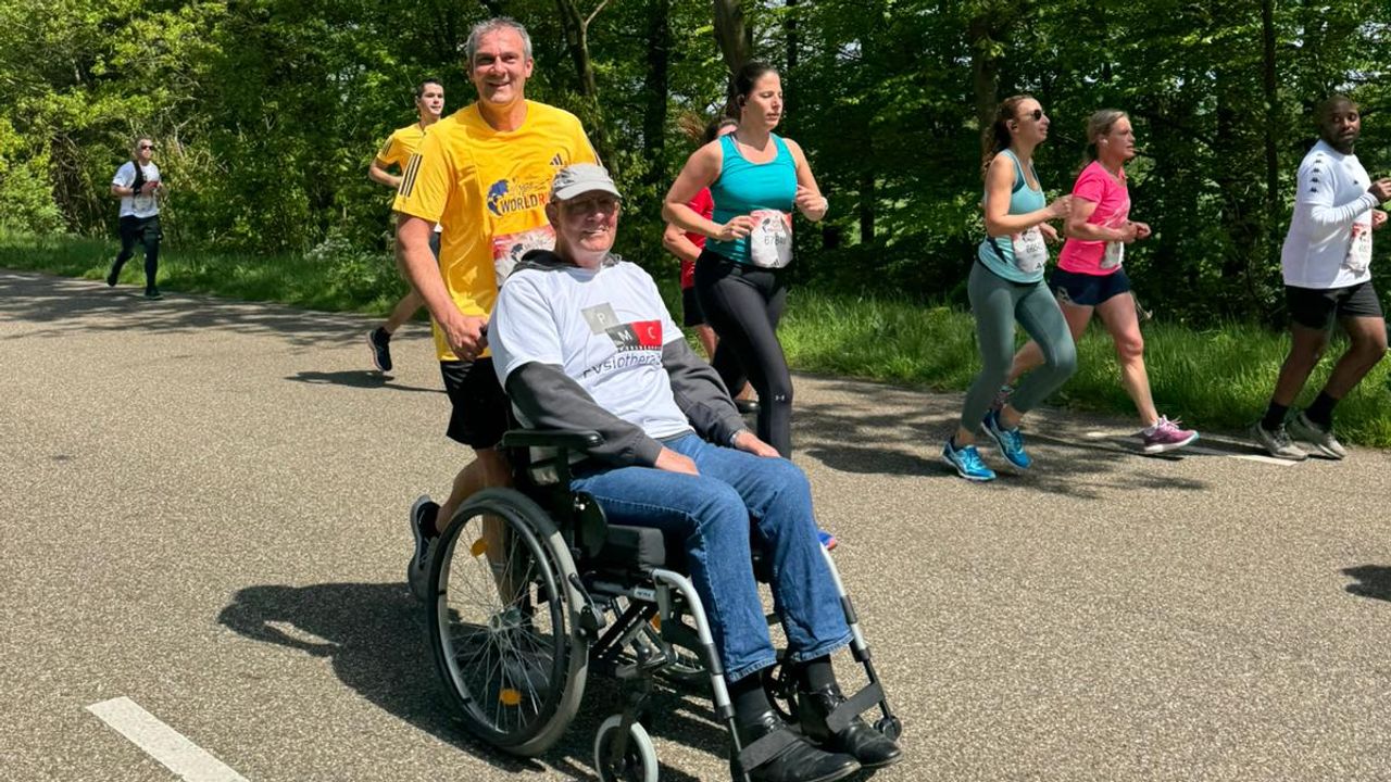 Peter Pallandt in een rolstoel en zijn neef Youssef Ameziane.