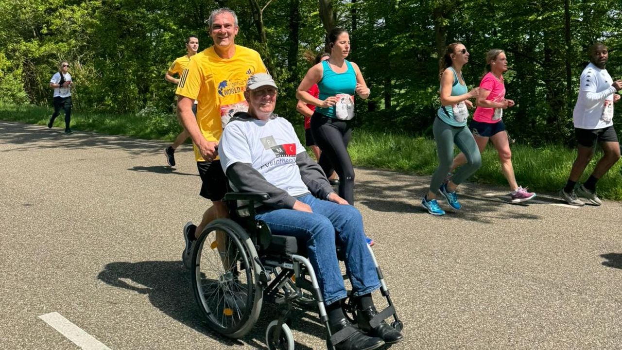 Peter Pallandt in een rolstoel en zijn neef Youssef Ameziane.