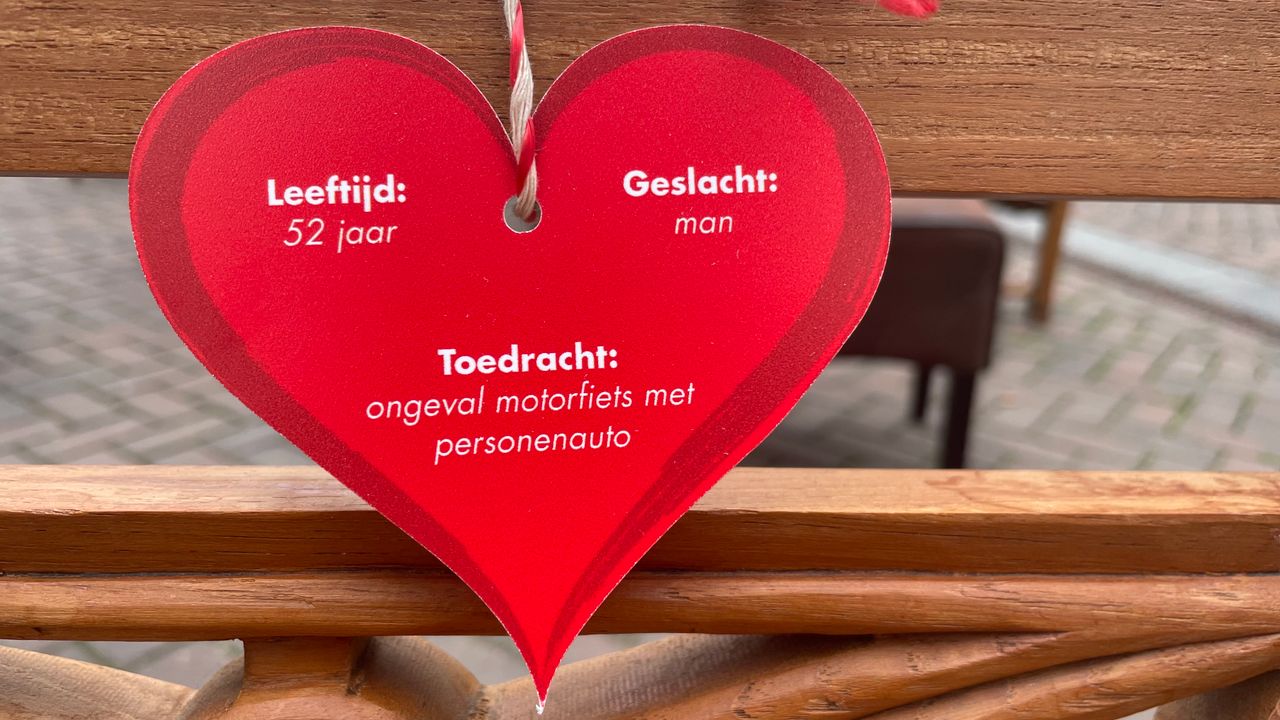 Het hartje dat aan de stoel van René hangt 