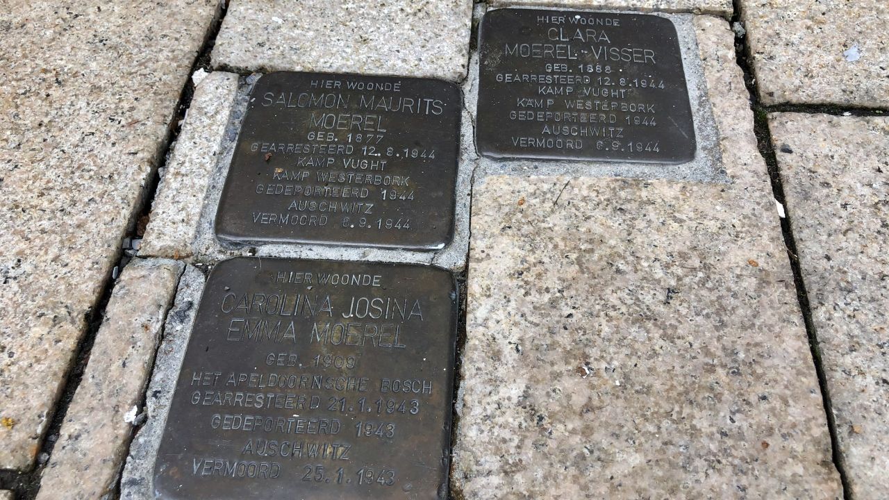 Vermeulen kwam op verschillende plekken struikelstenen tegen (foto: Perry Vermeulen).