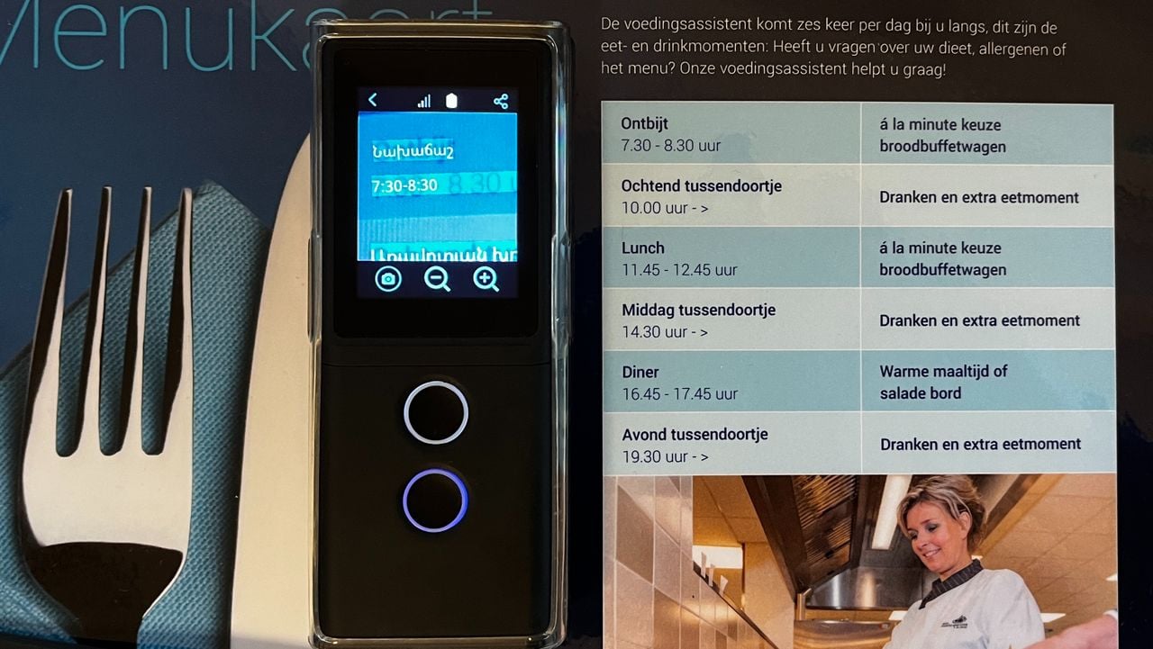 Het apparaat heeft een foto met de tekst over het ontbijt vertaald in het Armeens (foto: Rogier van Son).