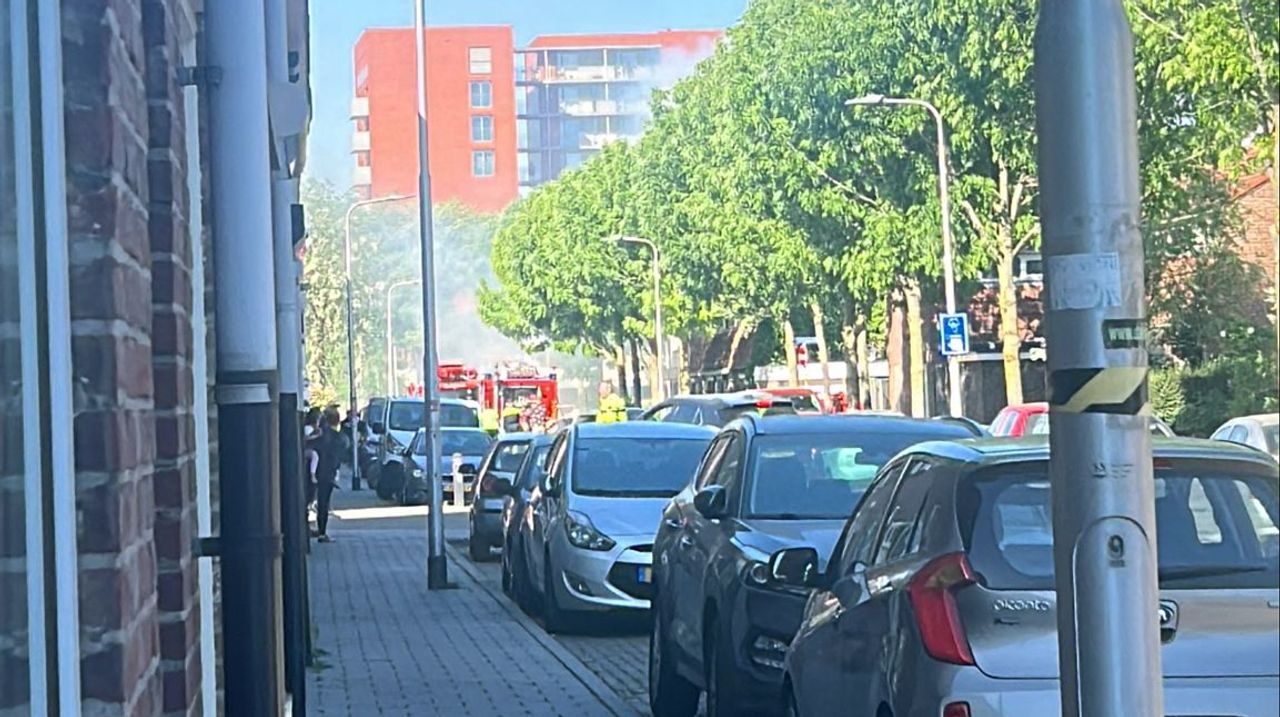 De brandweer adviseert mensen uit de rook te blijven.