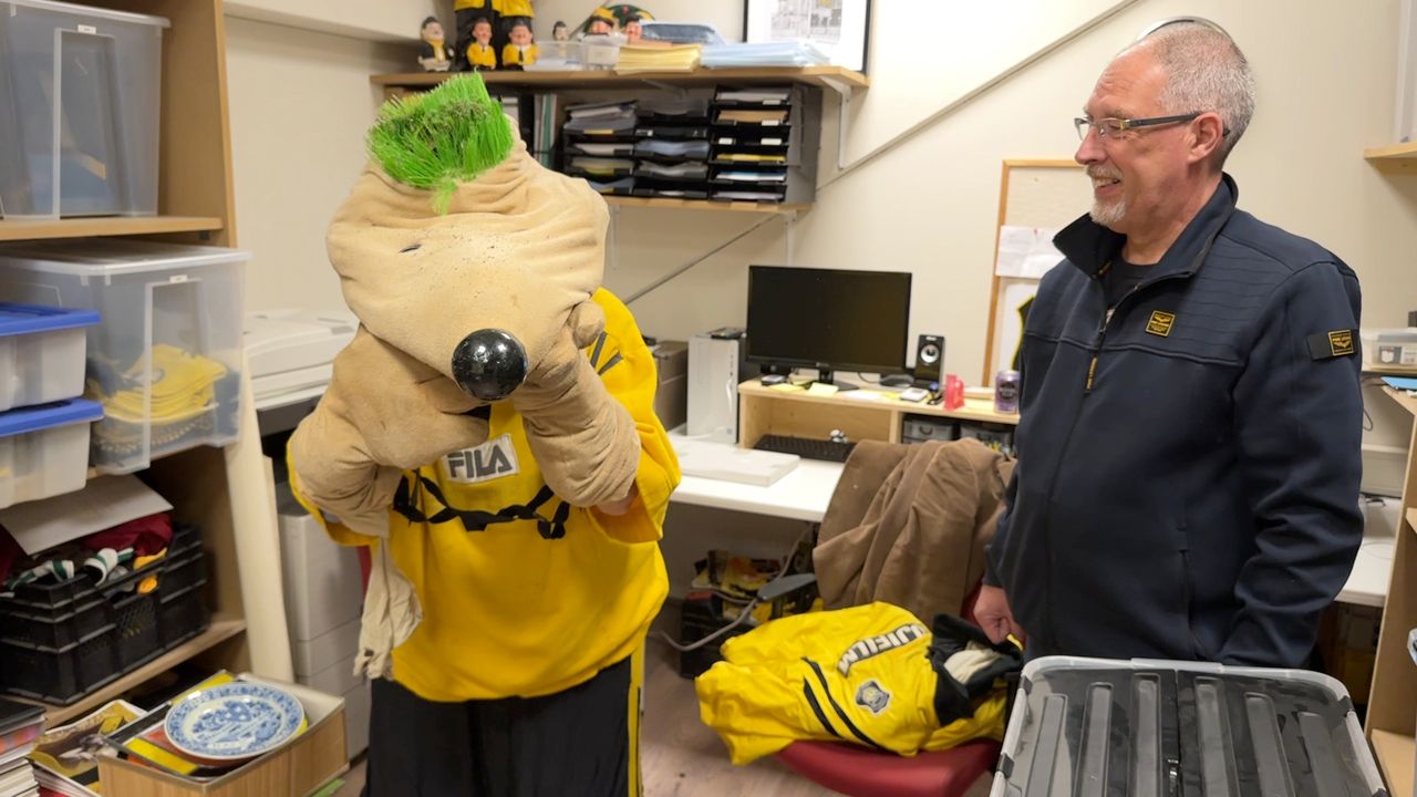 Harrie NAC  en John de Leeuw van het NAC Museum.