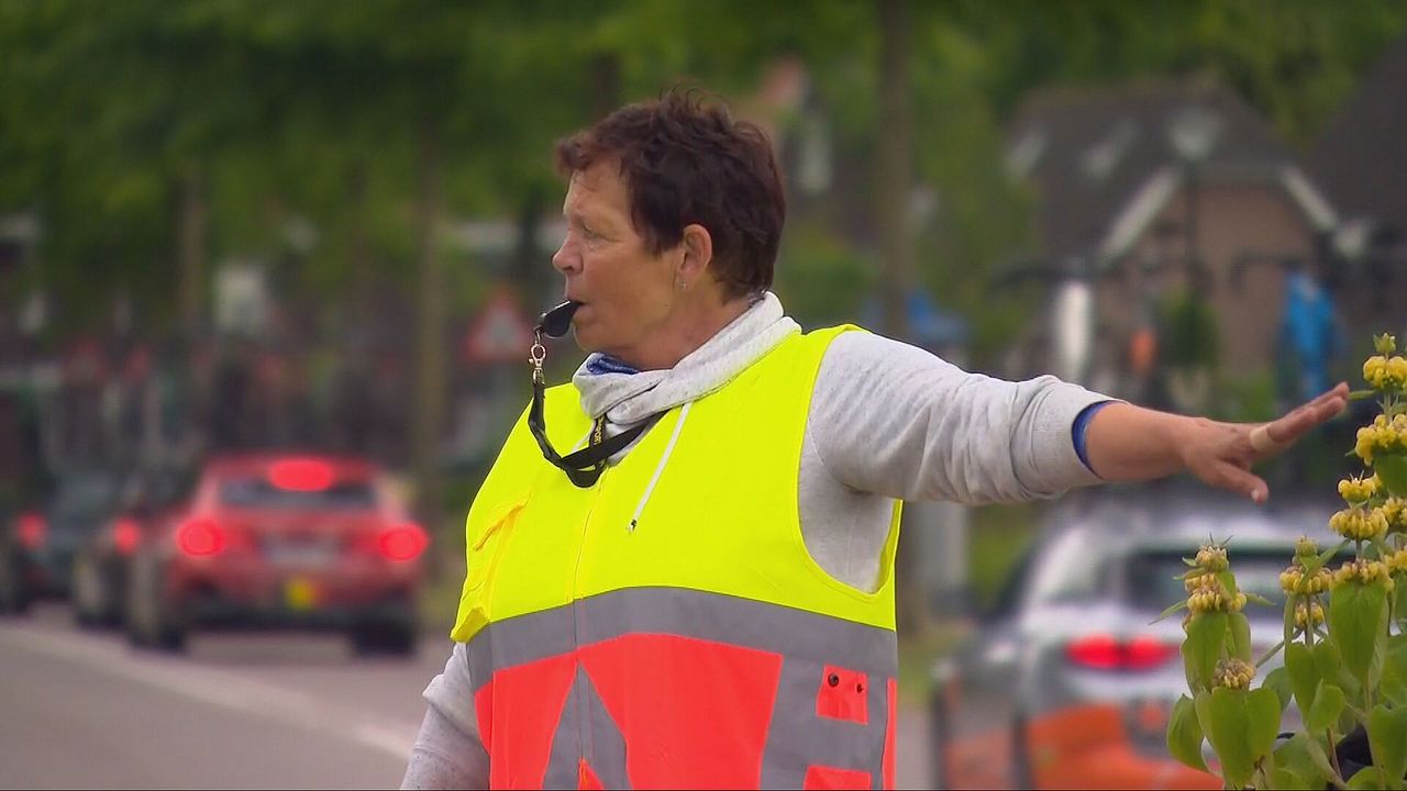 Vrijwilliger Ellie begeleidde het verkeer bij de wielerronde (beeld: Omroep Brabant)