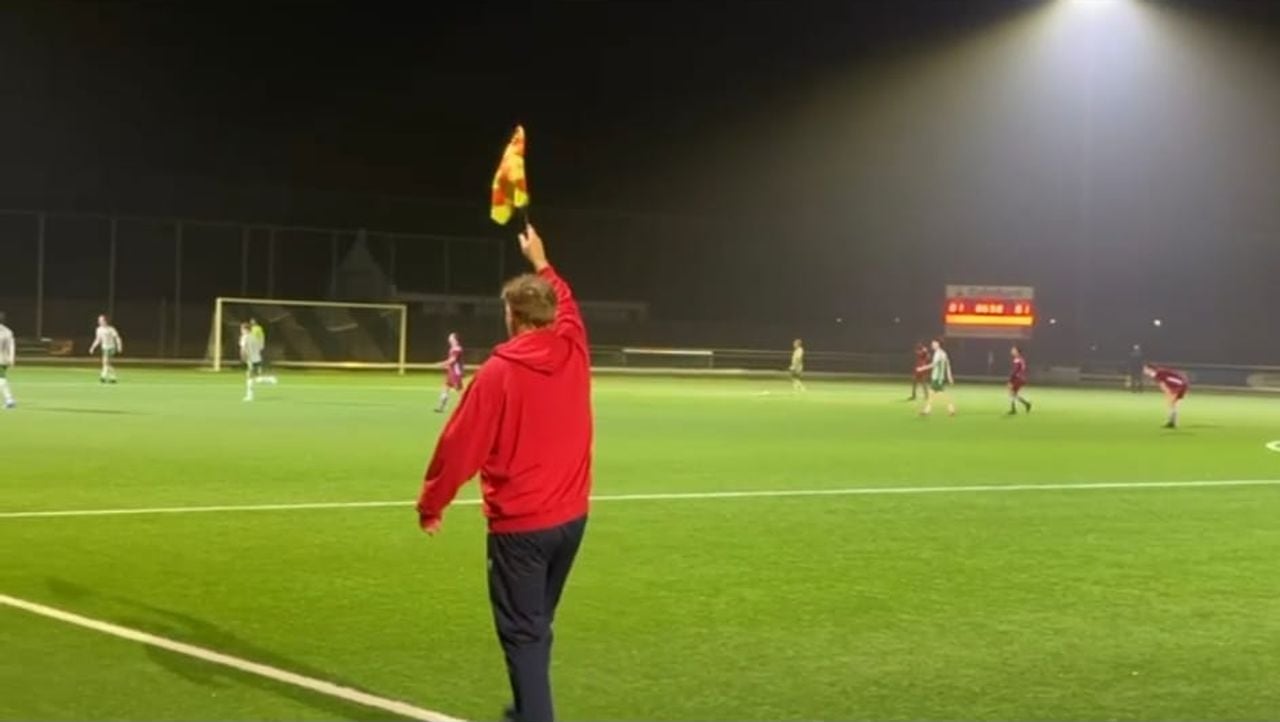 De grensrechter vlagt bij de Helmondse voetbalderby. (Foto: Leon Voskamp)