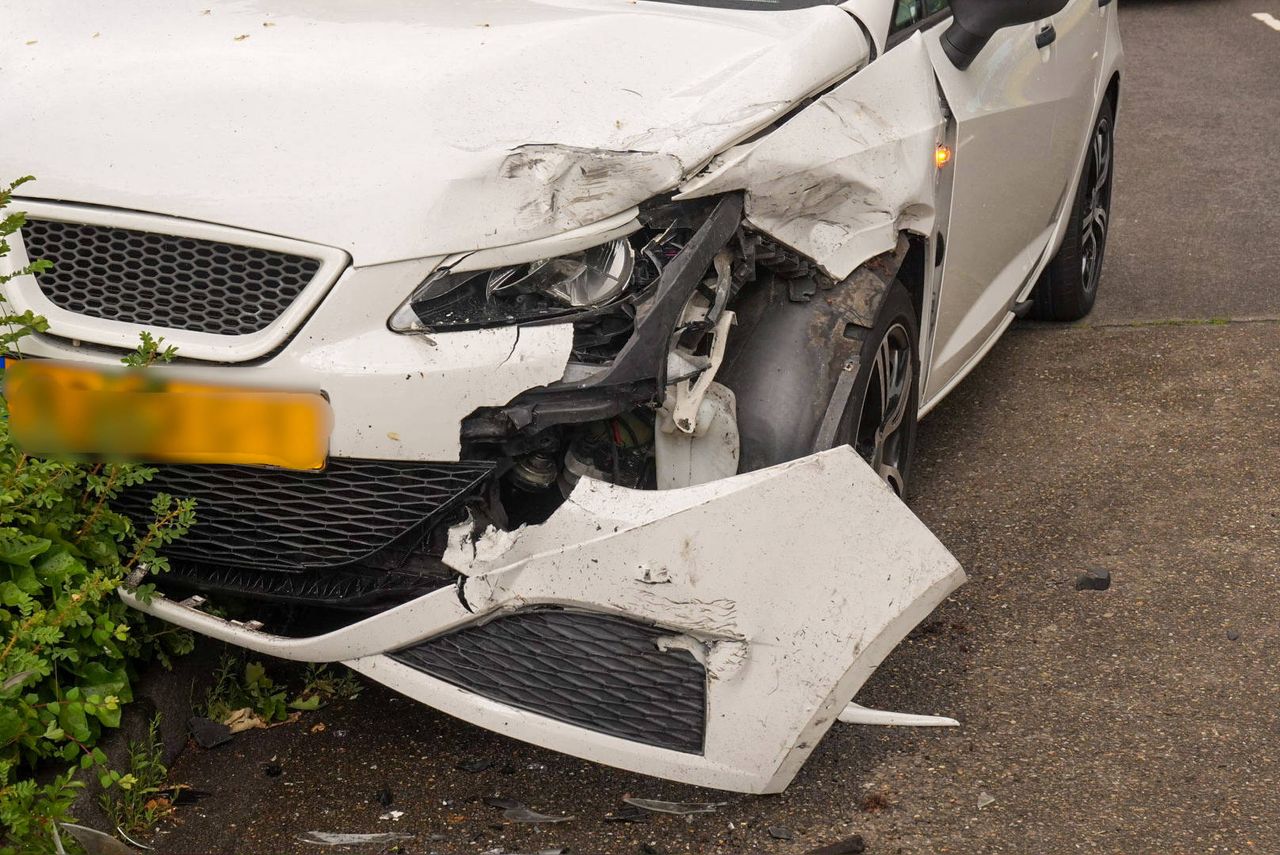 De beschadigde personenwagen (foto: Harrie Grijseels/Persbureau Heitink).