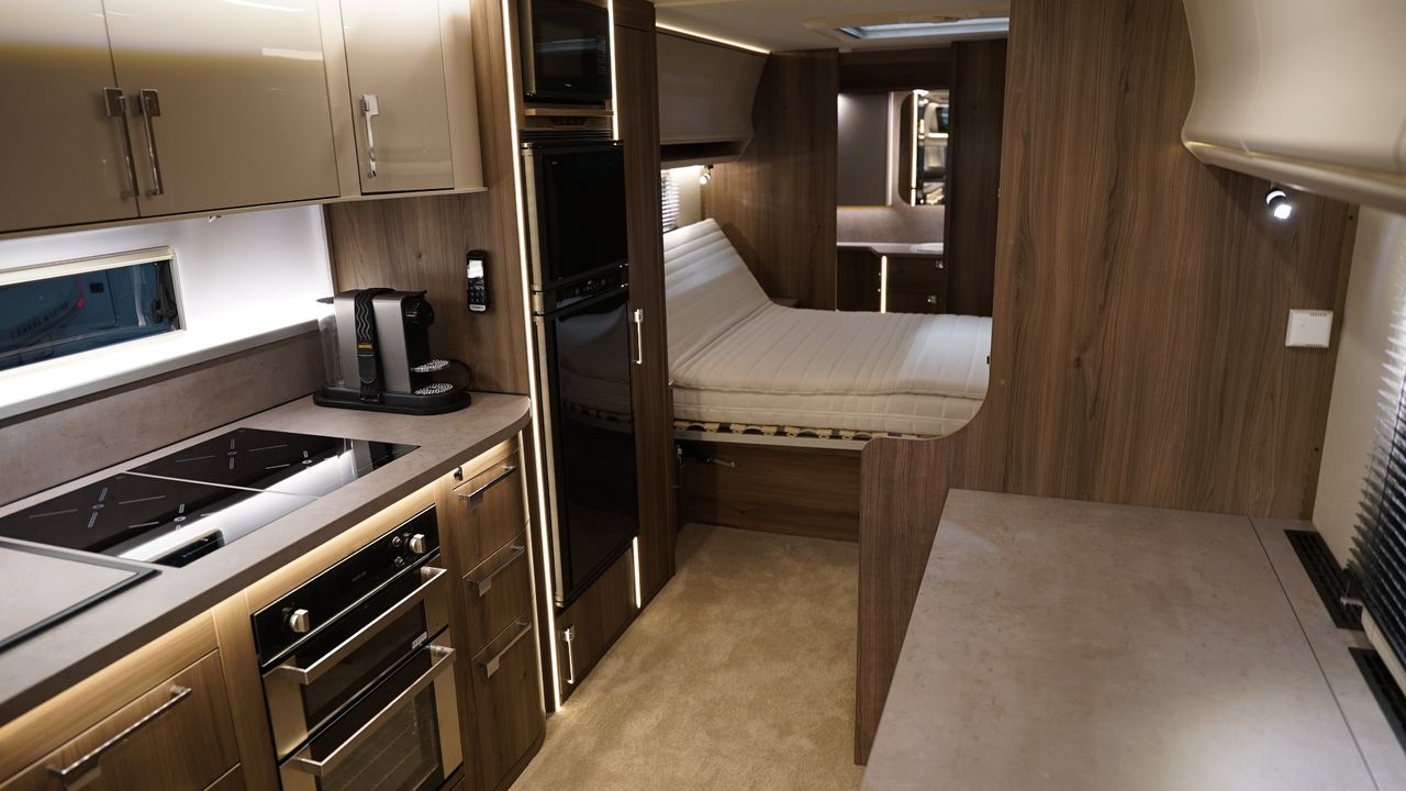 Geen uitschuifbare bank als bed, maar gewoon een vast bed (foto: Rochelle Moes. 