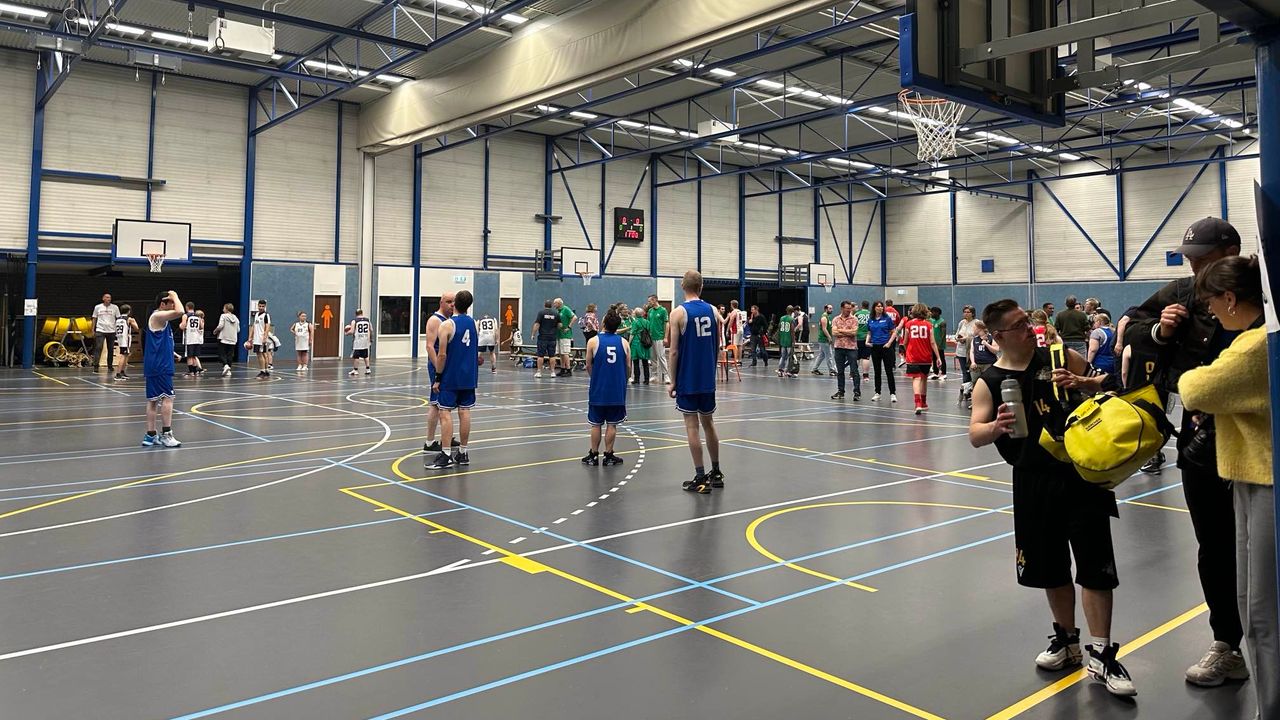 Een impressie van de drukte in de sporthal (foto Omroep Brabant).