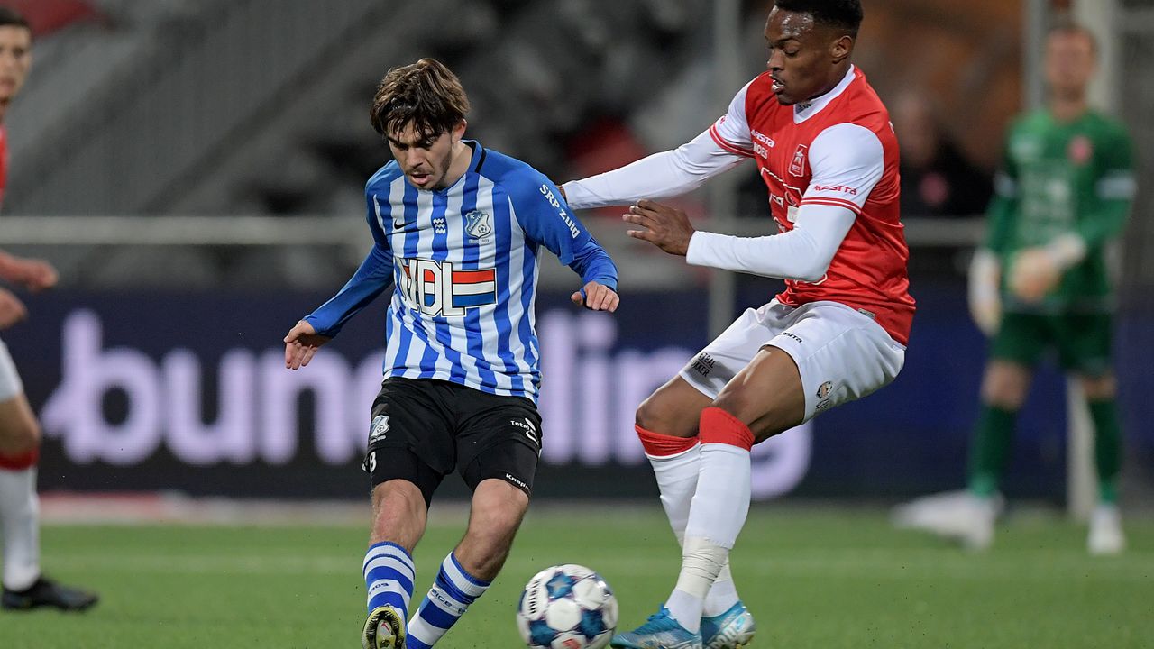 Schot van Iker Pozo (FC Eindhocen, li) wordt geblokt door Joy lance Mickels (MVV) - Foto Orange Pictures