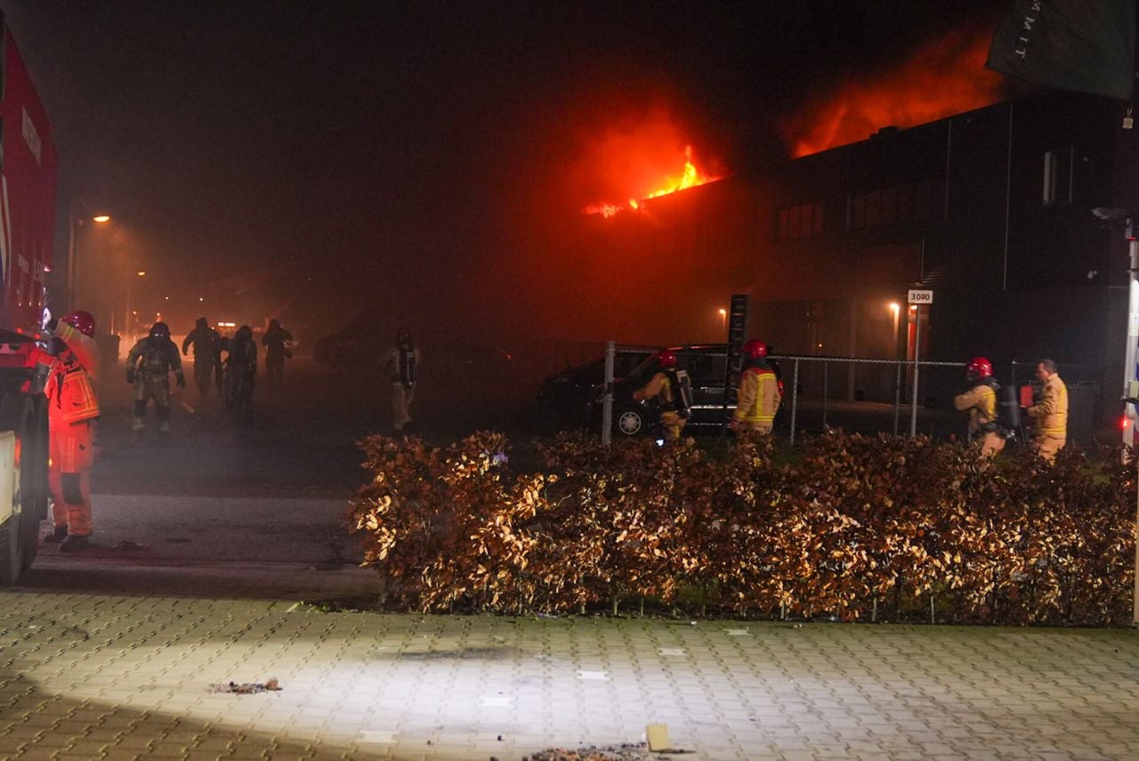 De vlammen sloegen al snel uit het dak (foto: Harrie Grijseels/SQ Vision).