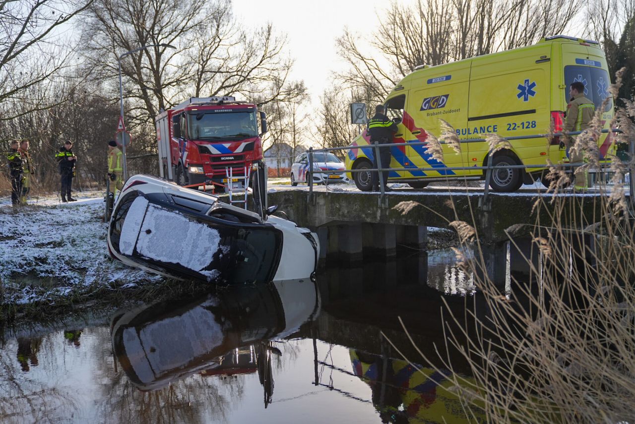 De vrouw werd door hulpverleners uit de auto gehaald en naar huis gebracht (foto: Harrie Grijseels/SQ Vision).