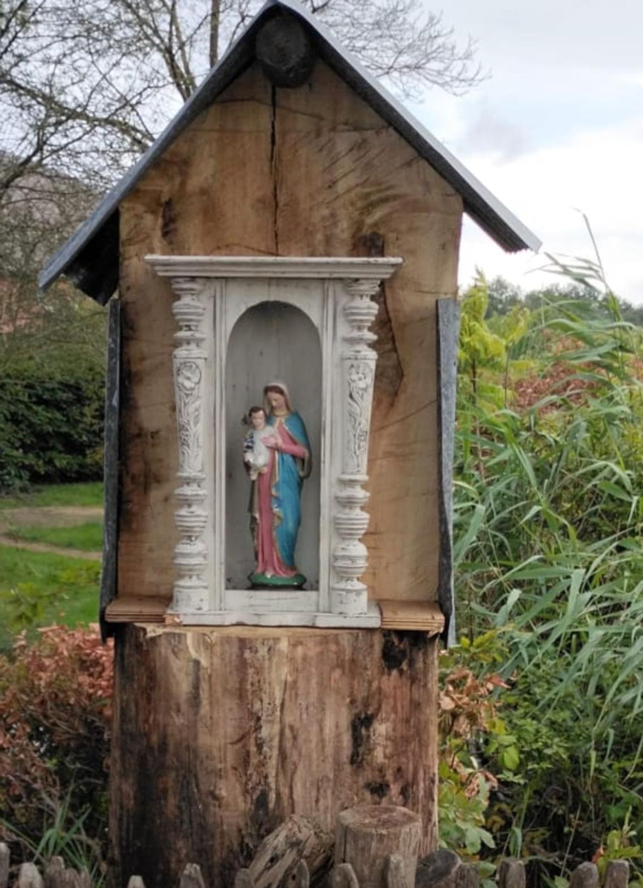 Zo zag het monumentje voor Mimi eruit in Aarle-Rixtel (foto: Doris van Vuuren).