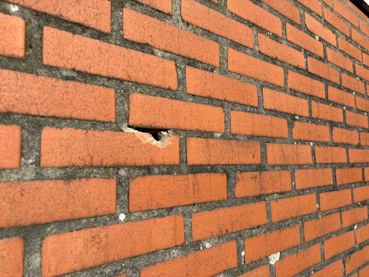Ook in de muur waren verschillende kogelgaten te zienn (foto: Pieter Soethout)