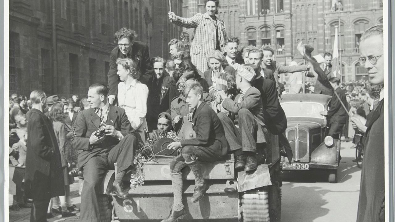 Feestelijke intocht bevrijders Amsterdam 8 mei 1945 (foto: NA) 