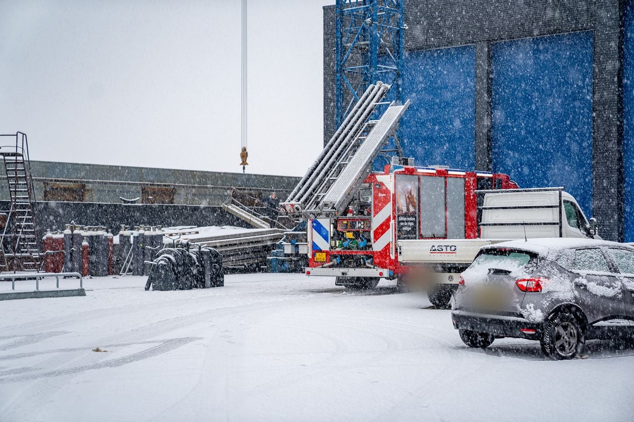 John viel in het water bij deze scheepswerf in Waspik (foto: Jurgen Versteeg/SQ Vision Mediaprodukties).